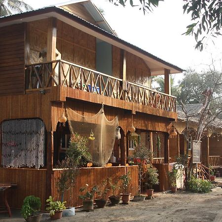 Soe Ko Ko Beach House & Restaurant Нгвесаунг Екстериор снимка